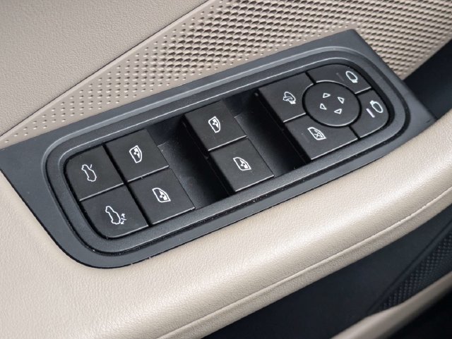 Used 2024 Porsche Macan 4 Electric AWD/4WD image 25