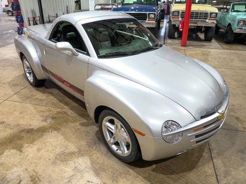 Used 2004 Chevrolet SSR w/ Preferred Equipment Group RWD image 10