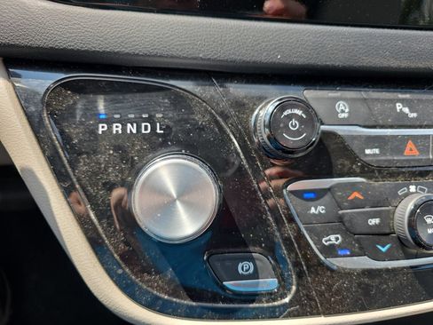 Used 2018 Chrysler Pacifica Touring-L FWD image 20