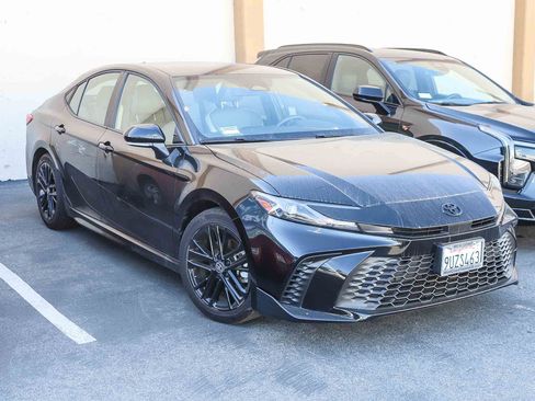 Used 2025 Toyota Camry SE w/ Convenience Package image 3