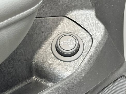 Used 2024 GMC Terrain SLE w/ Driver Convenience Package FWD image 12