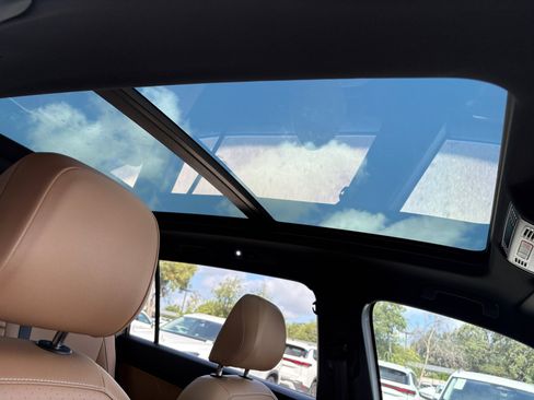 Used 2023 Volkswagen Tiguan SE w/ Panoramic Sunroof Package FWD image 17