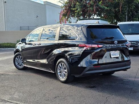 Used 2021 Toyota Sienna XLE image 7