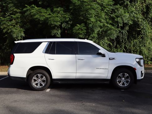 Used 2022 GMC Yukon SLE w/ Gmc Pro Safety Plus Package RWD image 10