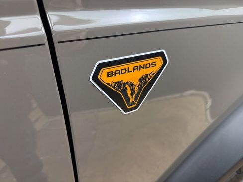Used 2025 Ford Bronco Badlands image 32