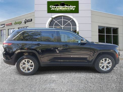 Used 2023 Jeep Grand Cherokee Limited AWD/4WD image 5