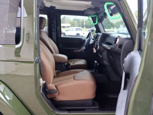 Used 2016 Jeep Wrangler Sahara AWD/4WD image 9
