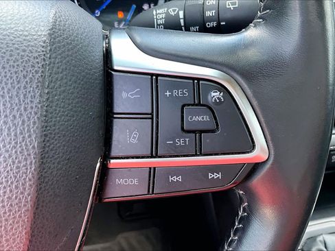 Used 2021 Toyota Highlander XLE FWD image 23