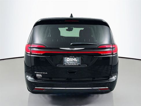 Used 2024 Chrysler Pacifica Touring-L image 12