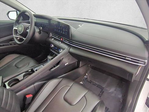Certified 2025 Hyundai Elantra Limited FWD image 26