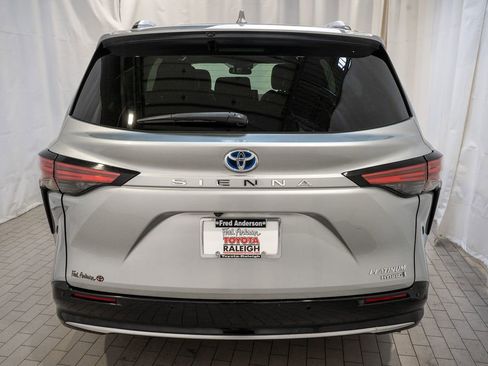 Used 2022 Toyota Sienna Platinum image 5