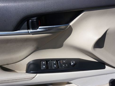 Used 2019 Toyota Camry XLE image 3