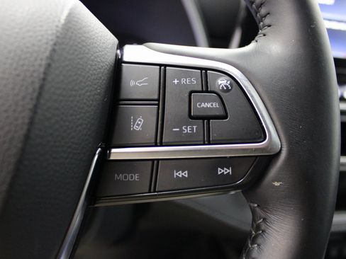 Used 2021 Toyota Highlander XLE image 37