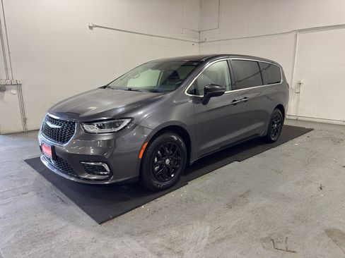 Used 2023 Chrysler Pacifica Touring-L FWD image 24