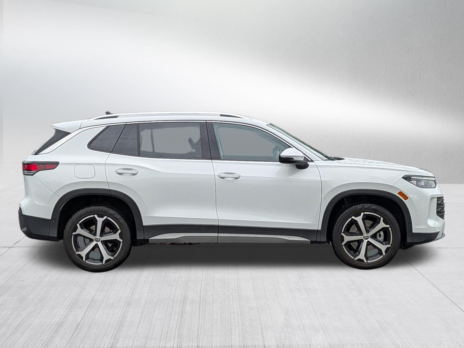 Certified 2025 Volkswagen Tiguan SE AWD/4WD image 8