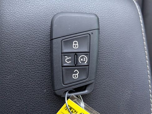 Used 2023 Volkswagen Tiguan SE image 25