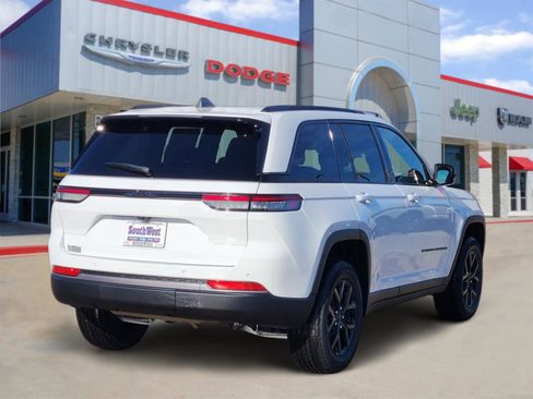 New 2026 Jeep Grand Cherokee Altitude image 5