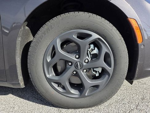 Used 2021 Chrysler Pacifica Limited w/ Uconnect Theater Family Group image 30