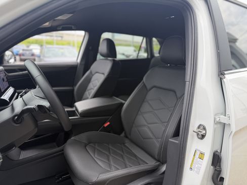 Used 2024 Volkswagen Atlas Cross Sport SE AWD/4WD image 32