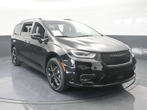 Used 2024 Chrysler Pacifica Limited w/ S Appearance Package image 9