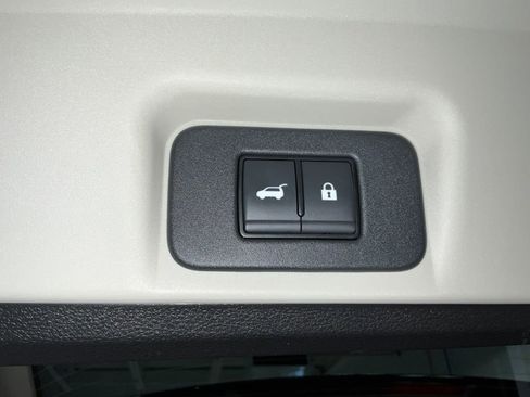 Used 2025 Nissan Ariya Platinum image 20