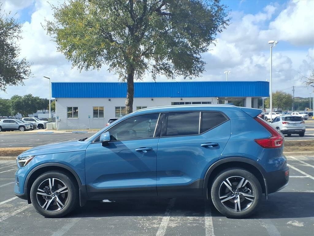 Used 2023 Volvo XC40 B4 Core w/ Convenience Package FWD image 9