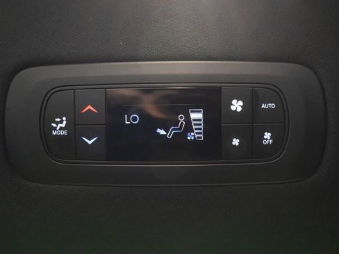 Used 2025 Chrysler Pacifica Select FWD image 9
