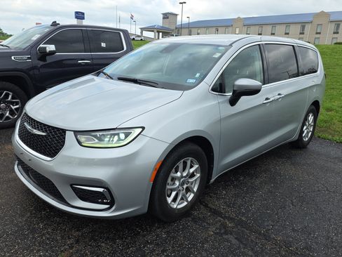 Used 2023 Chrysler Pacifica Touring-L image 3