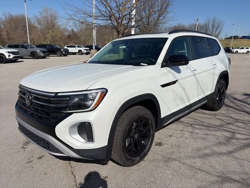 New 2026 Volkswagen Atlas Peak Edition image 3