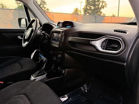 Used 2020 Jeep Renegade Latitude FWD image 19