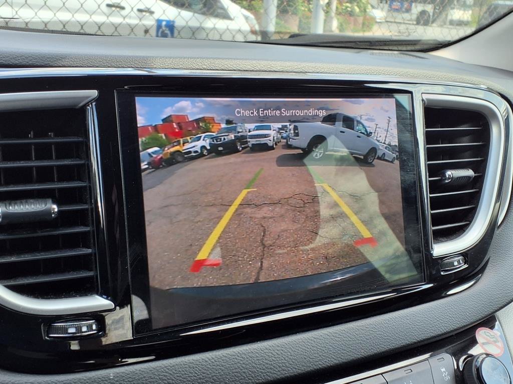 Used 2023 Chrysler Pacifica Touring-L FWD image 10