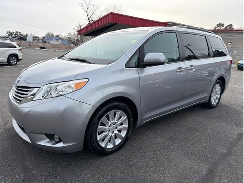 Used 2015 Toyota Sienna XLE Premium image 3