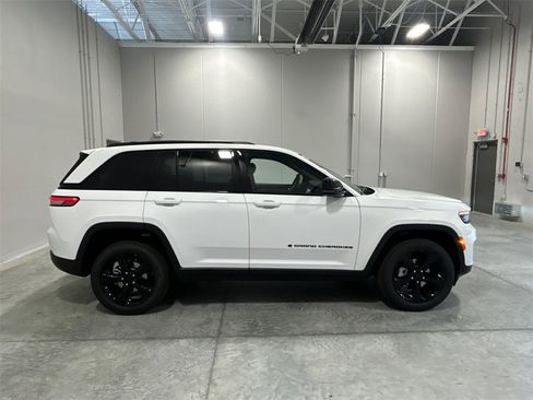 New 2025 Jeep Grand Cherokee Limited w/ Luxury Tech Group II image 5
