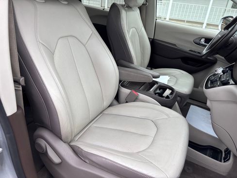 Used 2019 Chrysler Pacifica Touring-L FWD image 18