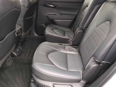 Used 2022 Toyota Highlander XLE image 21
