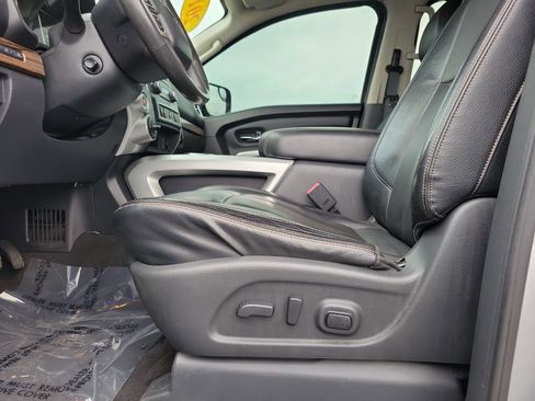 Used 2017 Nissan Titan SL image 16