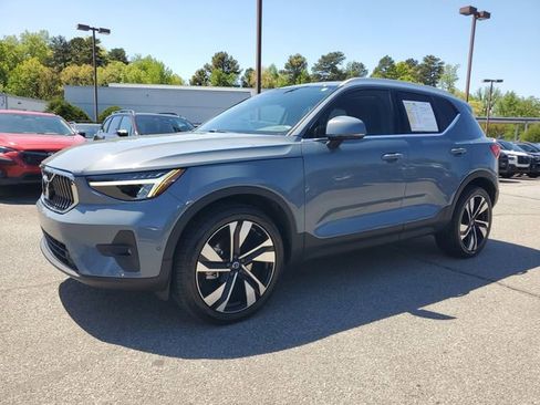 Used 2023 Volvo XC40 B5 Plus w/ Climate Package AWD/4WD image 3