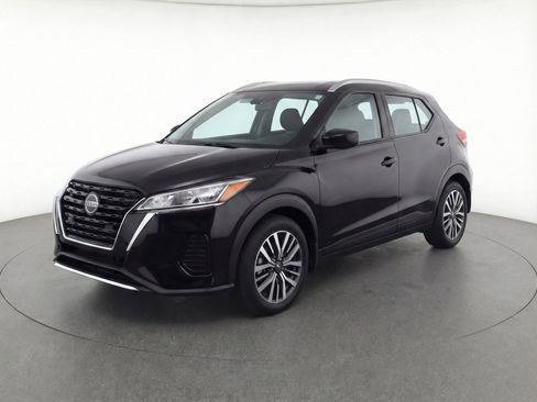 Used 2024 Nissan Kicks SV image 3