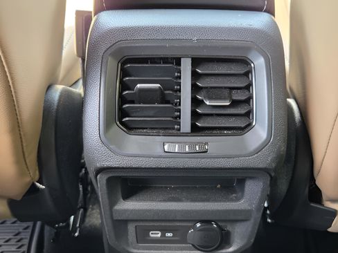 Certified 2024 Volkswagen Tiguan SE FWD image 11