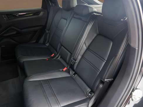 Used 2025 Porsche Cayenne GTS AWD/4WD image 23