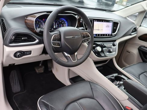 Used 2022 Chrysler Pacifica Limited image 4