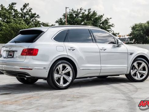 Used 2017 Bentley Bentayga AWD/4WD image 3