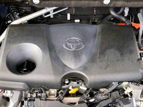 Certified 2024 Toyota Venza XLE image 32