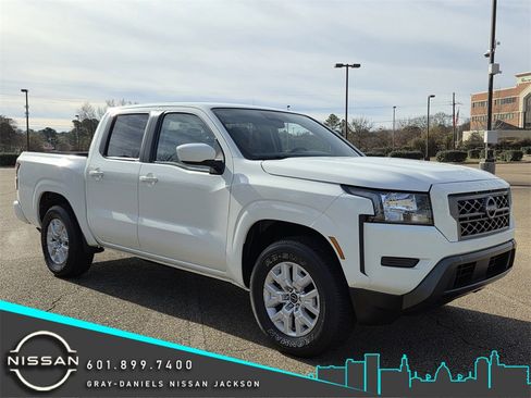 Used 2023 Nissan Frontier SV image 1