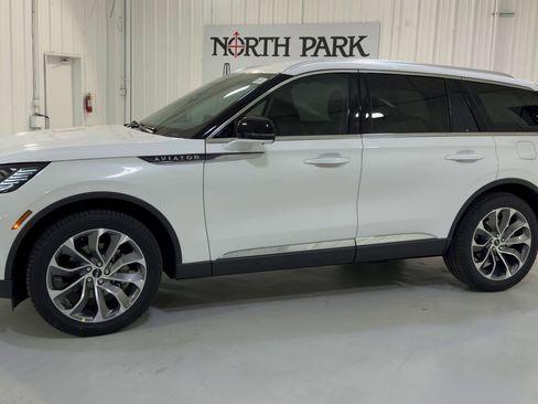 New 2026 Lincoln Aviator AWD image 6