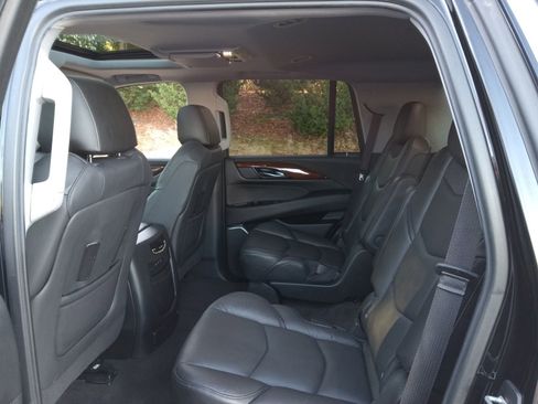 Used 2020 Cadillac Escalade Luxury w/ LPO, Radiant Package image 21