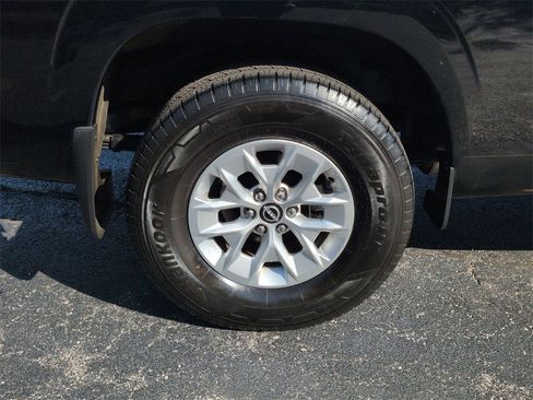 Used 2024 Nissan Frontier SV w/ Technology Package image 21