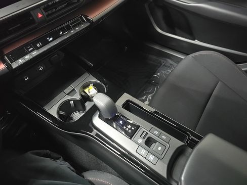 Used 2025 Toyota Prius Plug-In Hybrid image 27