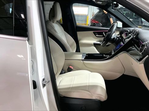 Used 2025 Mercedes-Benz GLC 300 4MATIC image 8