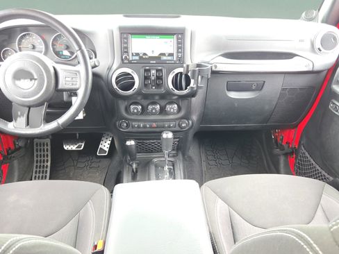 Used 2014 Jeep Wrangler Unlimited Sahara w/ Connectivity Group AWD/4WD image 12